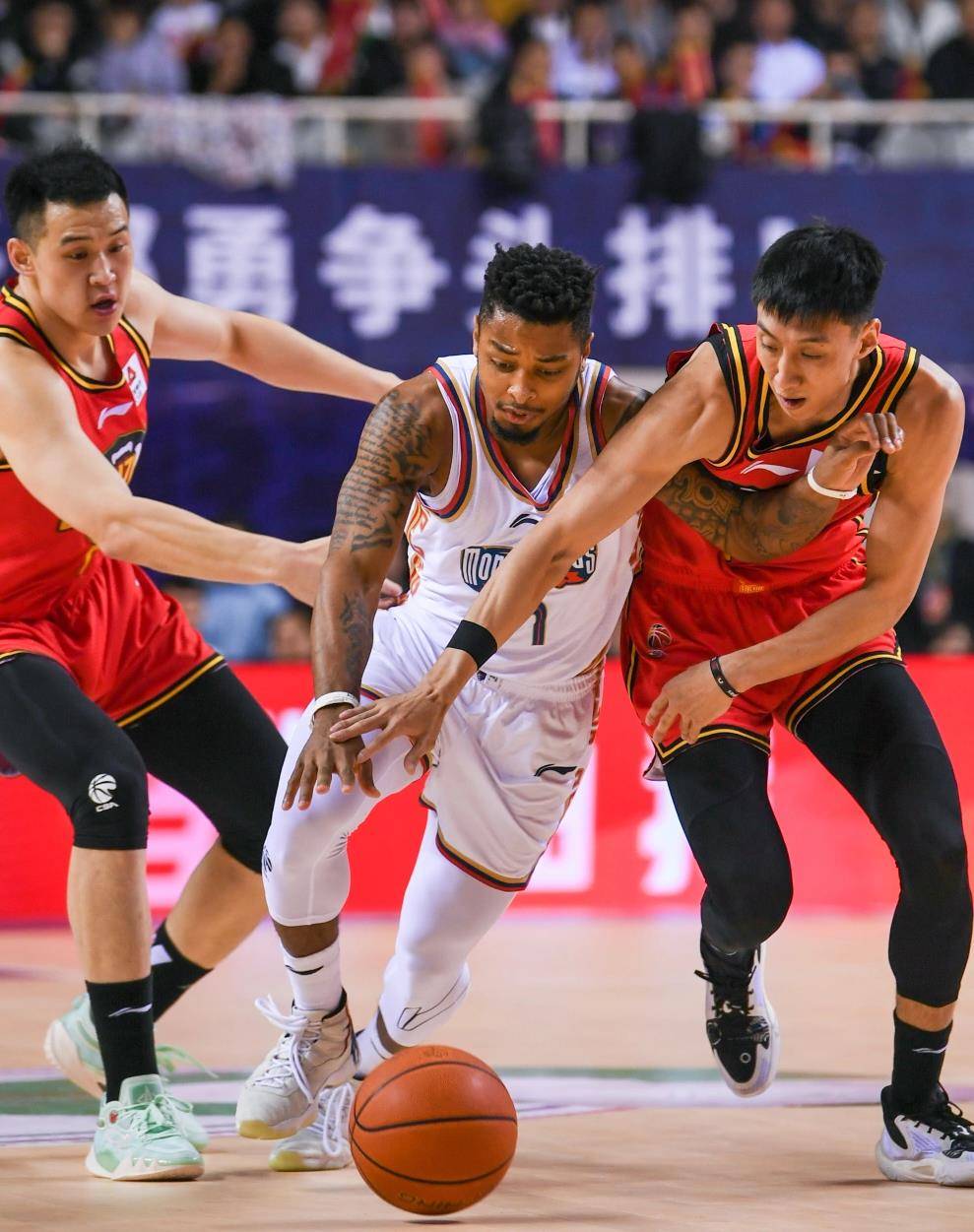 华盛顿奇才发布备战花絮，关键时刻手感冰凉，CBA季后赛任务艰巨，年轻球员得到机会