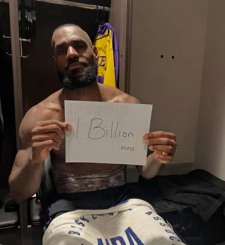 亚博体育app官网-费耶诺德训练开放日；今晚更衣室发声引欢呼；NBA常规赛在即；赛季目标并未改变